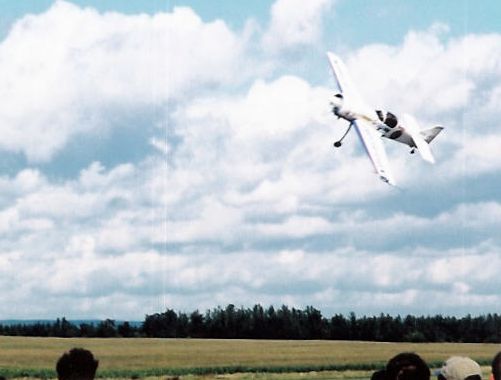 SU 31 se představuje divákům v nožovém letu