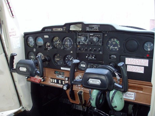 Cessna 150- palubka OK WWW