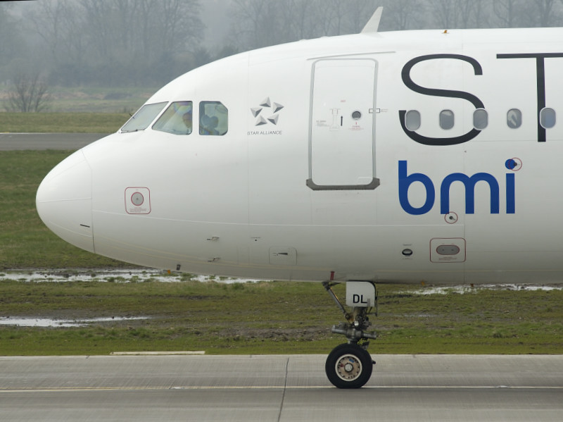 Airbus létající pod značkou BMI- všimněte si vykuleného pilota...